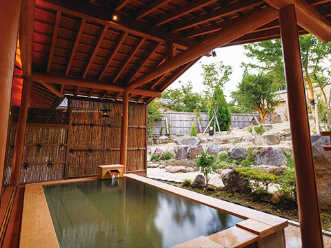 阿蘇の地下から湧く温泉の質は高く、美肌の湯と呼ばれるアルカリ性単純温泉